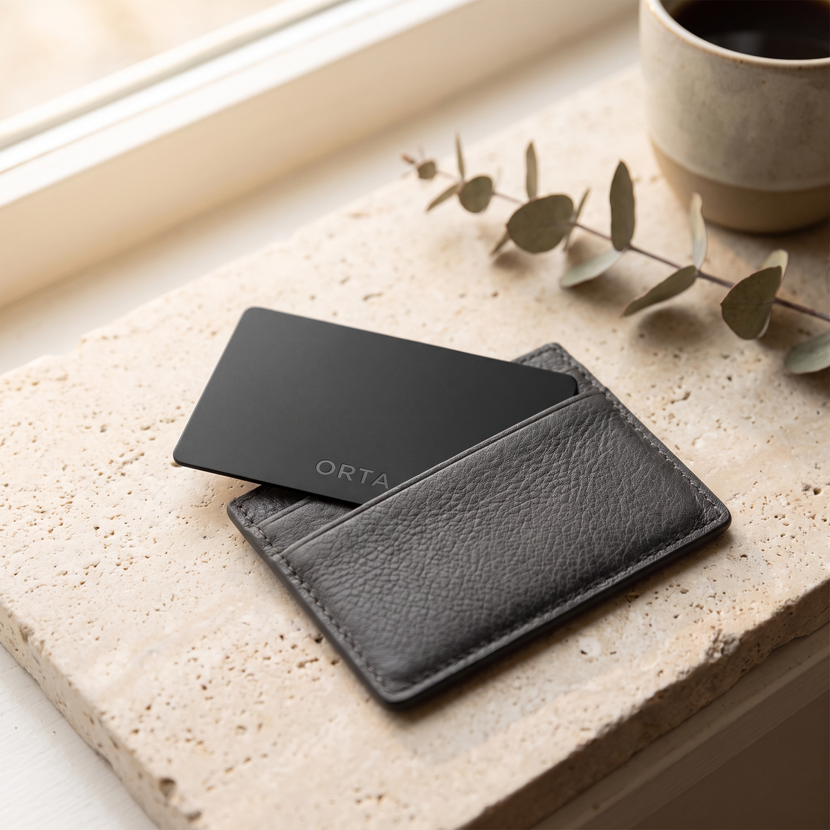 ORTA Card im Kartenfach eines Slim Wallets