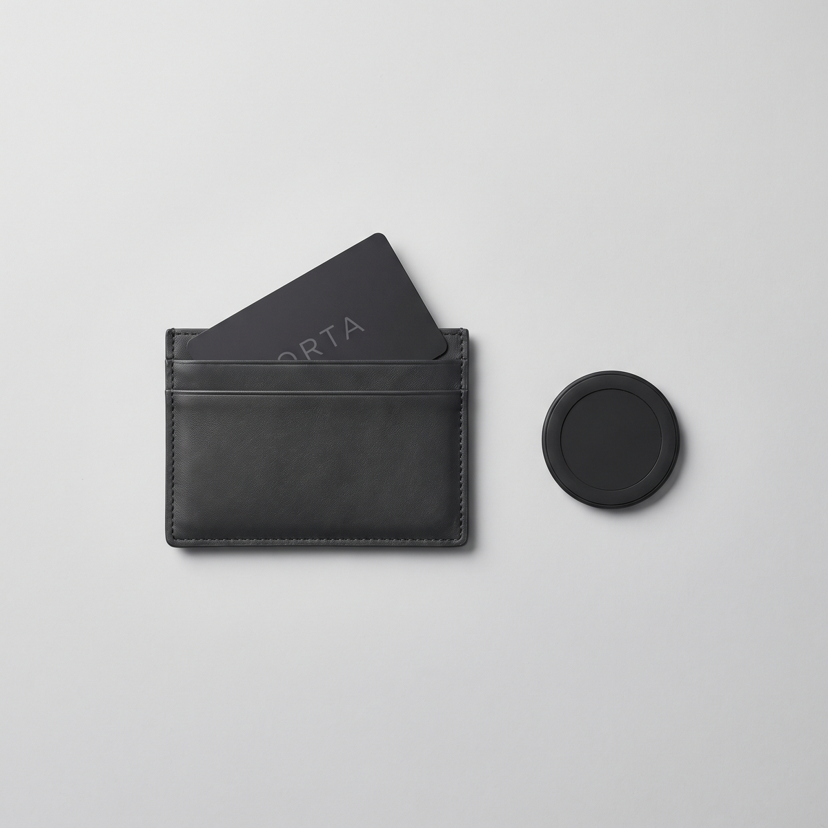 Wallet-Set Flatlay – Wallet, Karte, Ladepad