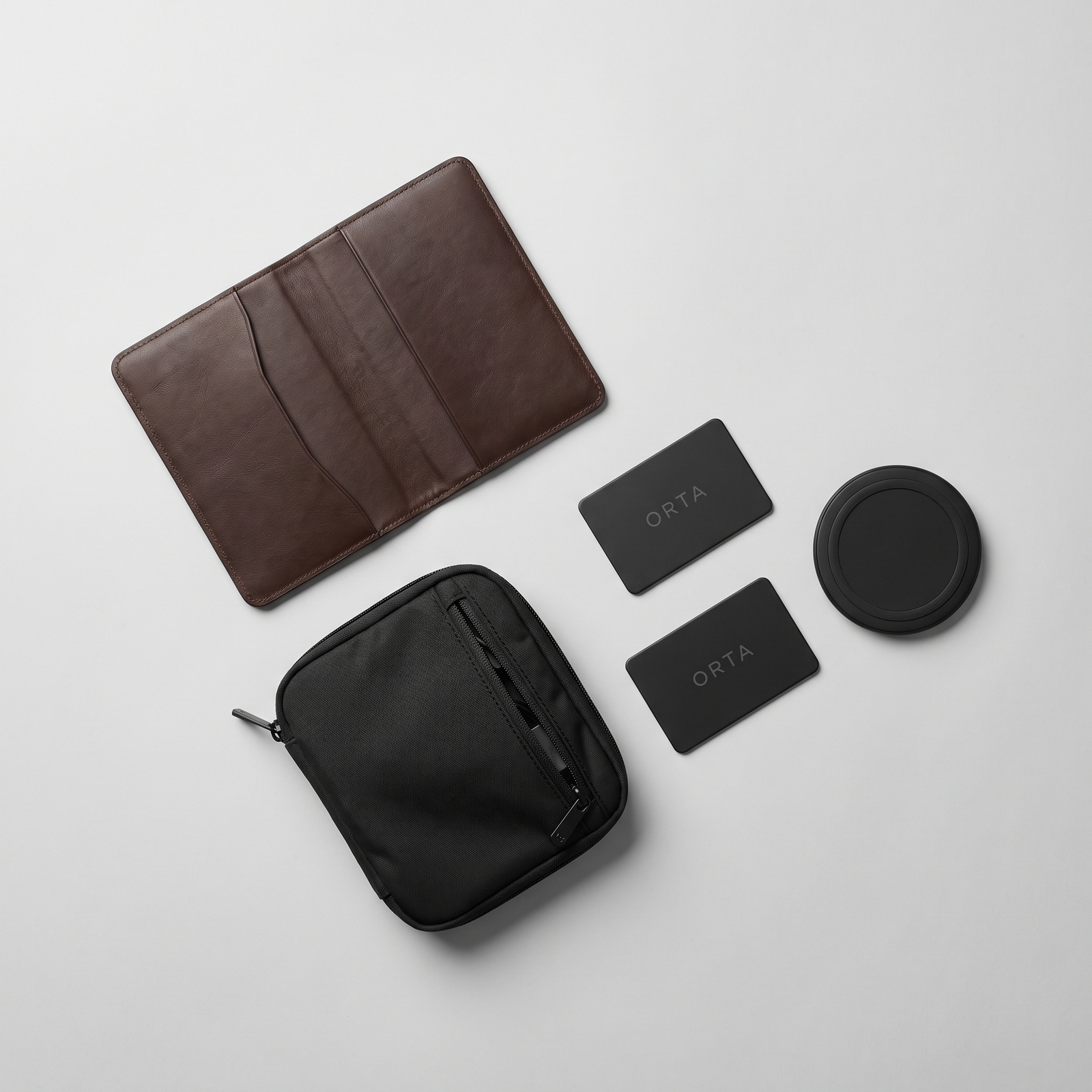 Reise-Set Flatlay – Passhülle, Organizer, Karten, Ladepad