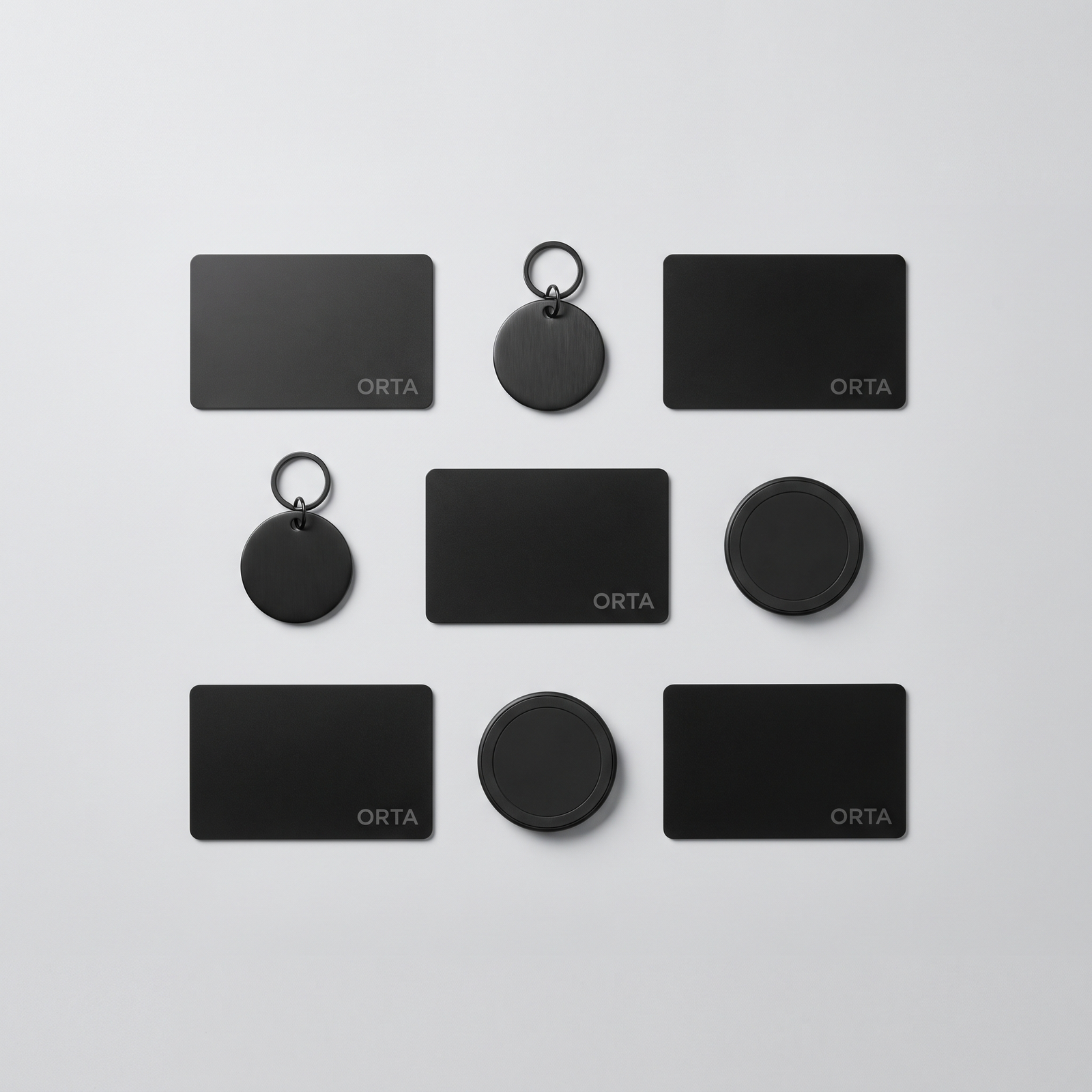 Family-Set Flatlay – vier Karten, zwei Key-Tags, zwei Ladepads
