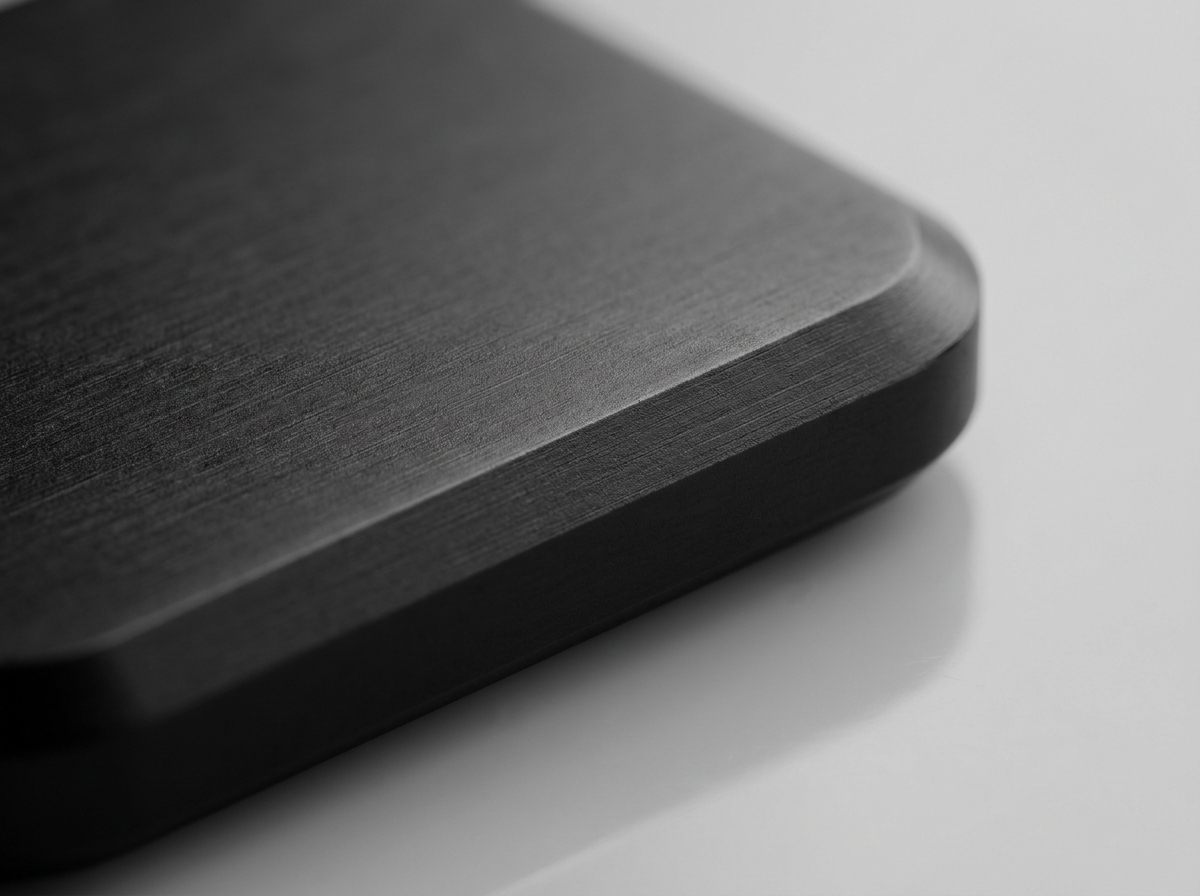 Materialdetail: gebürsteter matt schwarzer Edelstahl